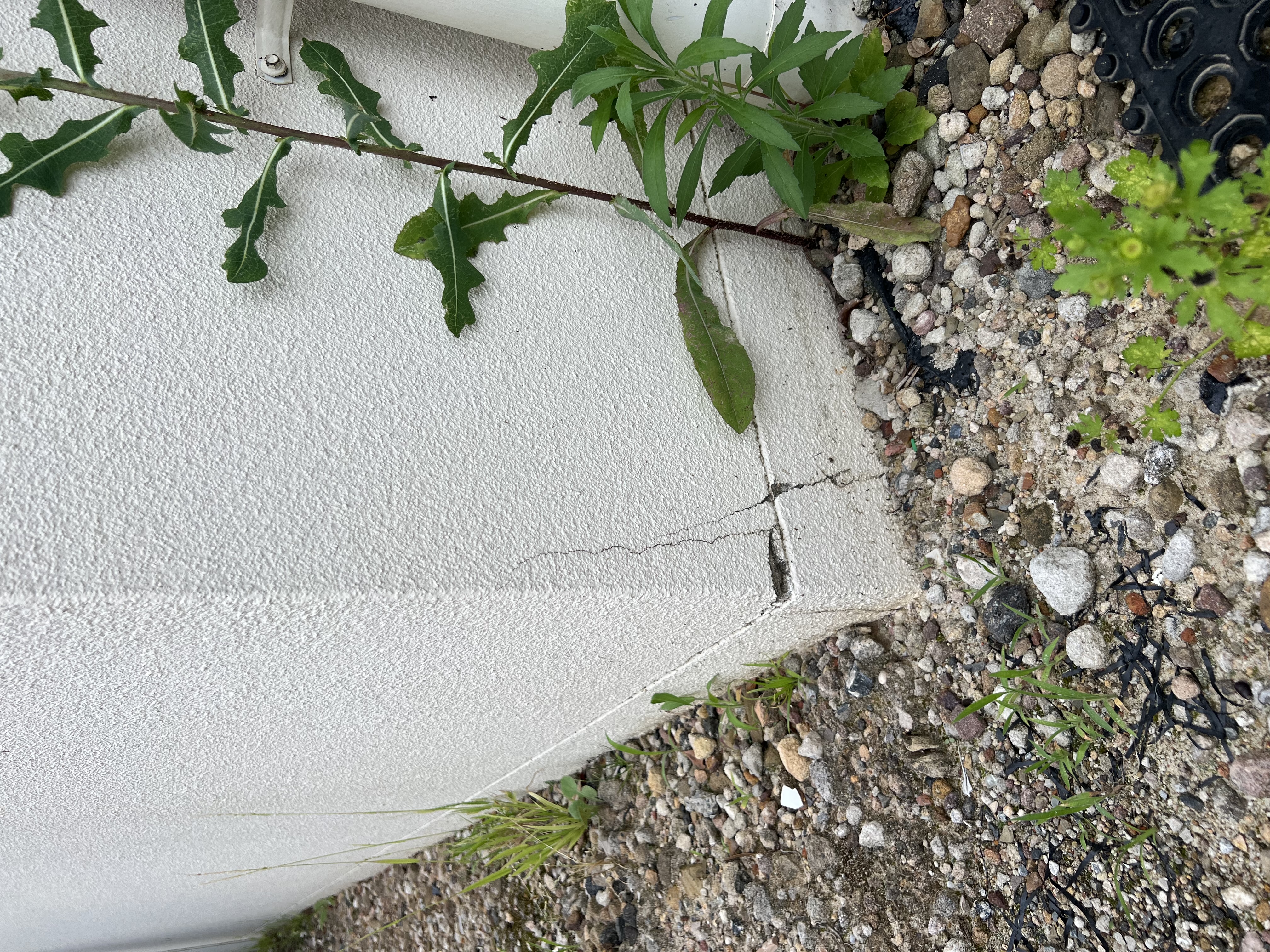 Before exterior wall crack repair